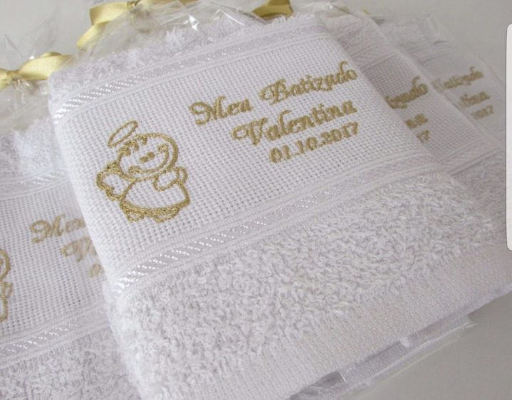 Toalhas bordadas de lembrança de batizado
